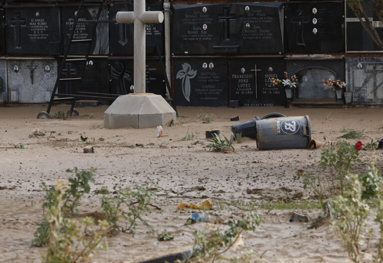 ALFAFAR, 02/11/2024.- Destrozos en el cementerio de la localidad de Alfafar, en Valencia, este