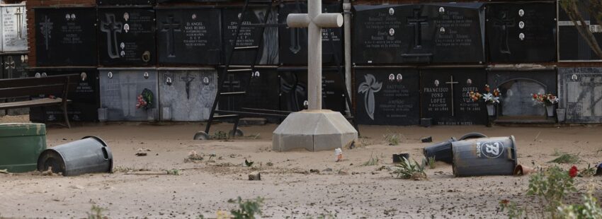 ALFAFAR, 02/11/2024.- Destrozos en el cementerio de la localidad de Alfafar, en Valencia, este