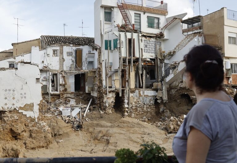 -FOTODELDÍA- CHIVA (VALENCIA), 31/10/2024.- Una mujer observa varias casas dañadas en Chiva tras la DANA que ha asolado el sureste español y ha causado más de un centenar de muertos, este jueves. EFE/Kai Försterling