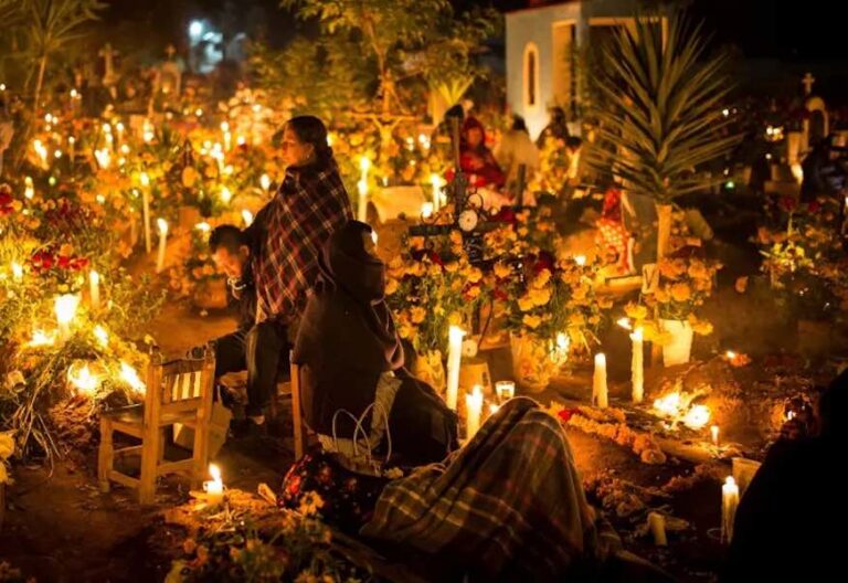 Día de muertos en un panteón de Oaxaca