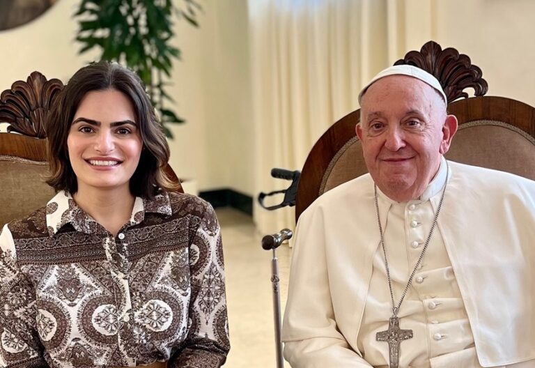 El papa Francisco y Nava Mau