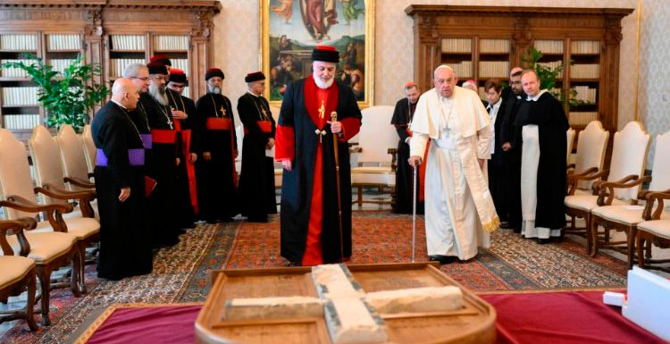 El papa Francisco con Mar Awa III, patriarca católico de la Iglesia Asiria de Oriente