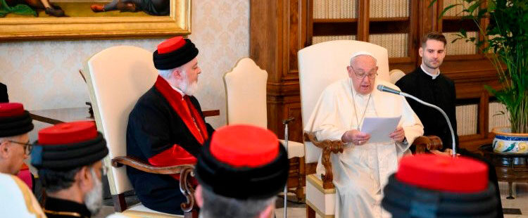 El papa Francisco con Mar Awa III, patriarca católico de la Iglesia Asiria de Oriente