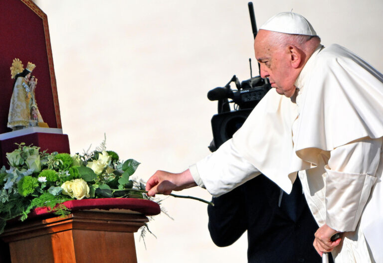 La Virgen de los Desamparados, patrona de Valencia, preside la audiencia general del papa Francisco