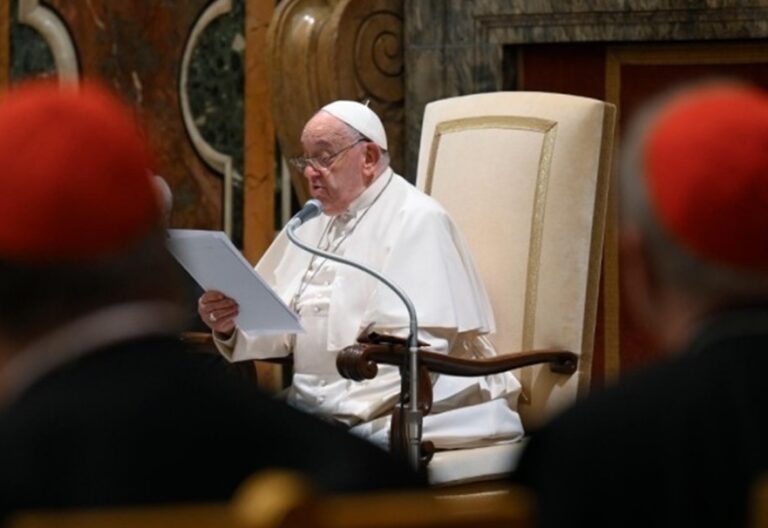 El papa Francisco: “Robar el futuro a los niños es un genocidio cultural”