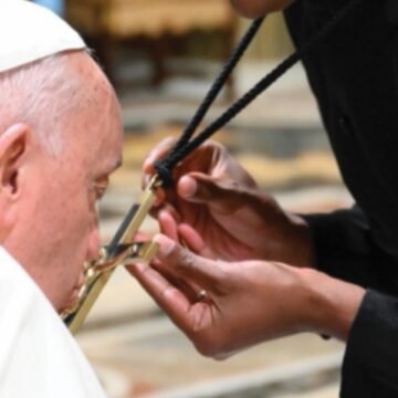 El papa Francisco besa una cruz