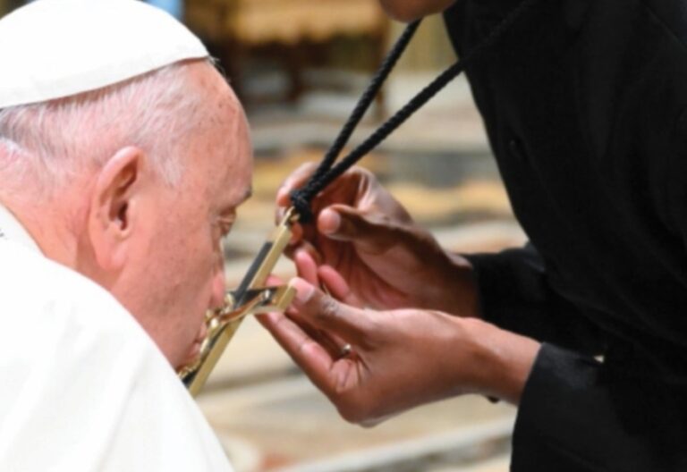 El papa Francisco besa una cruz