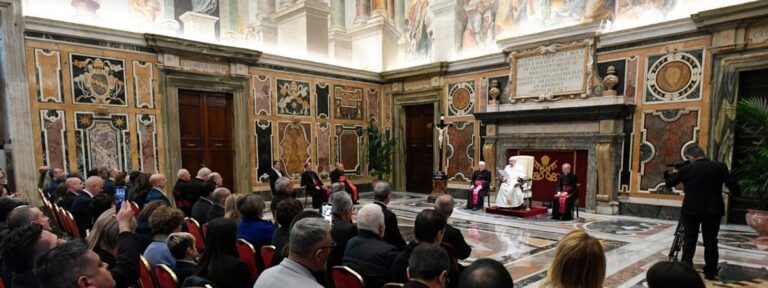 El papa Franscico, en audiencia con el Tribunal de la Rota