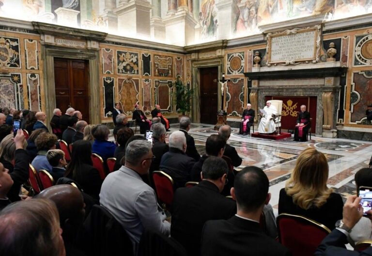 El papa Franscico, en audiencia con el Tribunal de la Rota