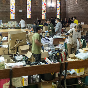 Voluntarios en la parroquia de Catarroja