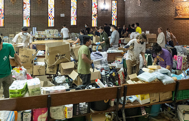 Voluntarios en la parroquia de Catarroja