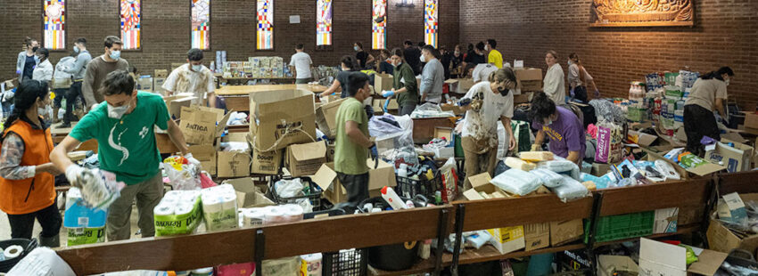 Voluntarios en la parroquia de Catarroja