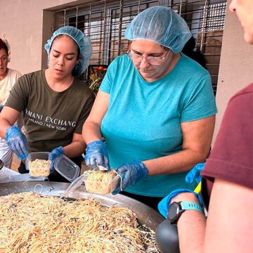 Chefs, religiosas y parroquias se vuelcan en el reparto de comidas en Valencia