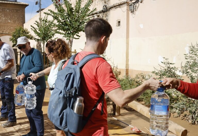 LA TORRE (VALENCIA), 01/11/2024.- Vecinos de La Torre hacen una cadena humana para transportar agua