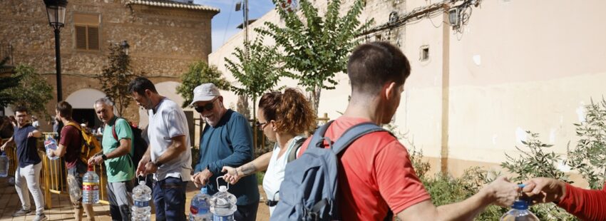 LA TORRE (VALENCIA), 01/11/2024.- Vecinos de La Torre hacen una cadena humana para transportar agua