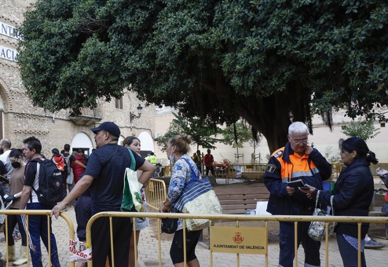 LA TORRE (VALENCIA), 01/11/2024.- Vecinos de La Torre hacen una cadena humana para transportar agua