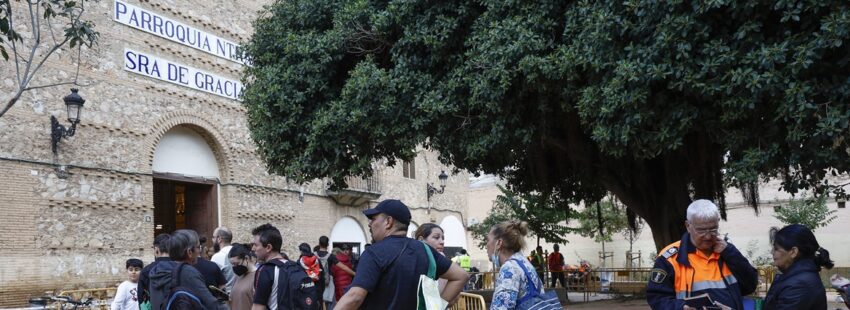 LA TORRE (VALENCIA), 01/11/2024.- Vecinos de La Torre hacen una cadena humana para transportar agua