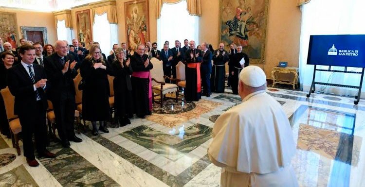 El papa Francisco con los sacerdotes de la basílica de San Pedro