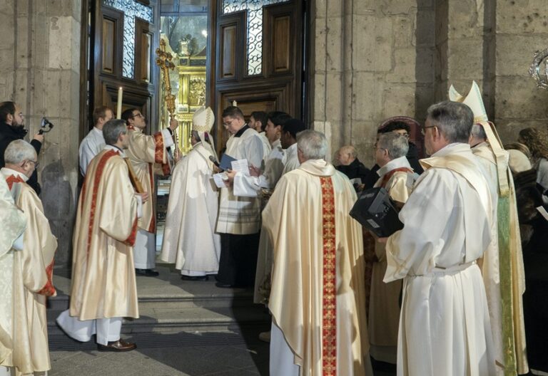 El arzobispo de Valladolid, Luis Argüello, en la apertura del Jubileo 2025