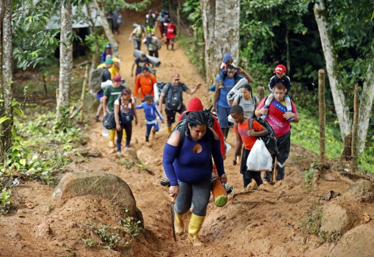 Migrantes cruzando el Darién