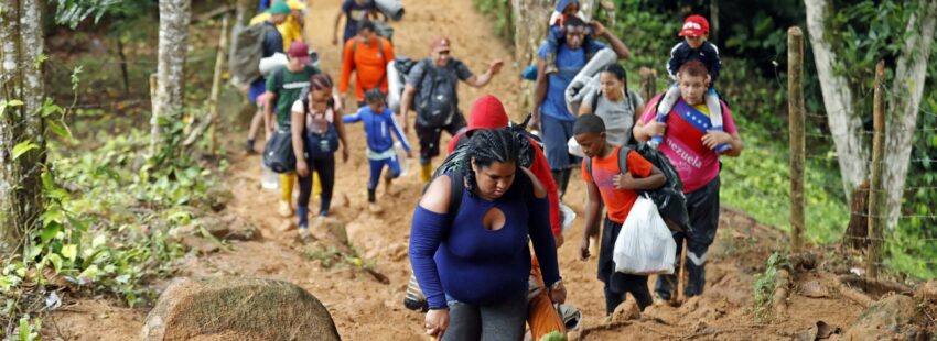 Migrantes cruzando el Darién