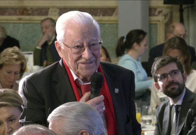 El padre Ángel, durante el desayuno organizado por Nueva Economía Fórum (fuente: Nueva Economía