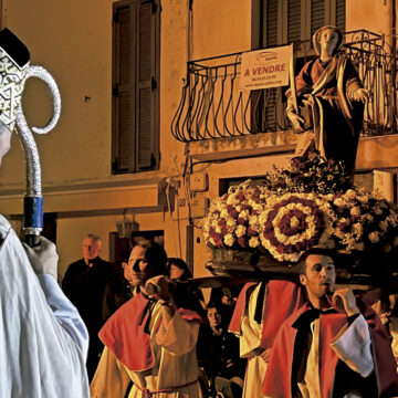 El cardenal Bustillo, obispo de Ajaccio, preside la procesión de Santa Restituta, patrona de la