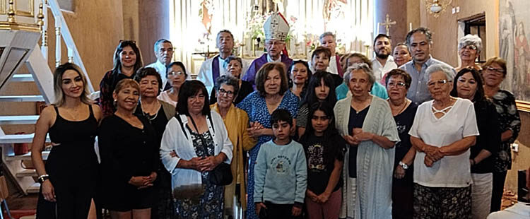 Una comunidad restaura su antigua capilla en una zona rural de Chile