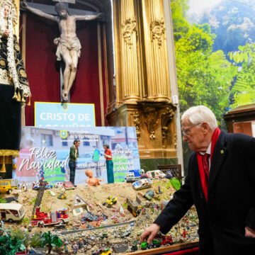 La Asociación Mensajeros de la Paz (junto al Padre Àngel (c), inaugura el tradicional Belén de