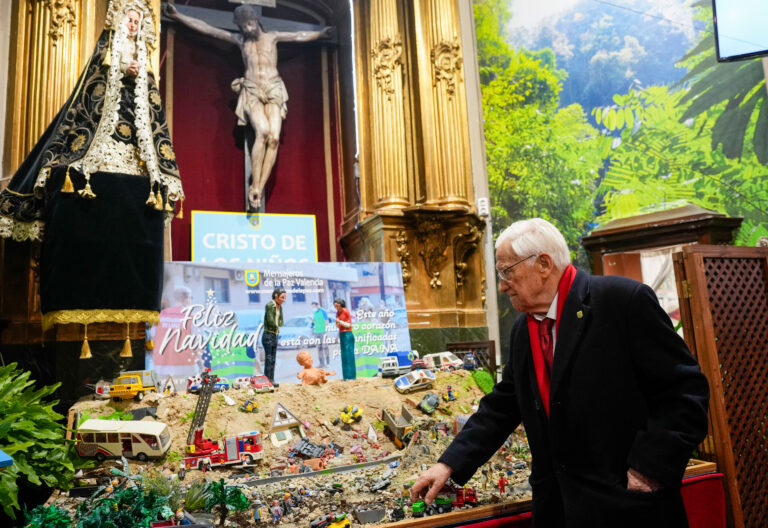 La Asociación Mensajeros de la Paz (junto al Padre Àngel (c), inaugura el tradicional Belén de