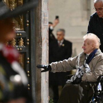 Primera peregrina que accedió por la Puerta Santa de la basílica de San Pedro en la noche del 24