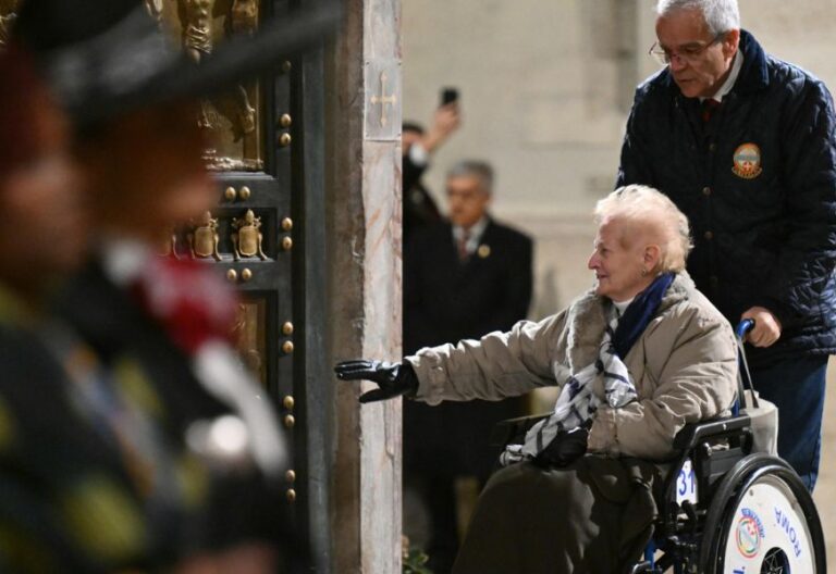 Primera peregrina que accedió por la Puerta Santa de la basílica de San Pedro en la noche del 24