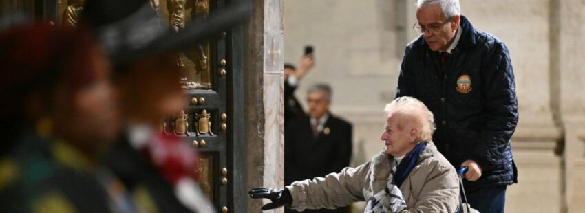 Primera peregrina que accedió por la Puerta Santa de la basílica de San Pedro en la noche del 24