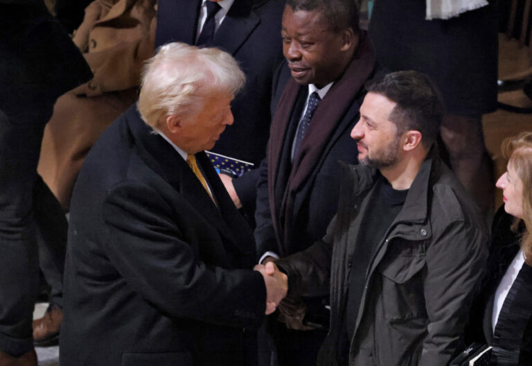 El presidente electo de Estados Unidos, Donald J. Trump le da la mano al presidente de Ucrania, Volodymyr Zelensky en la ceremonia de reapertura de la Catedral de Notre-Dame