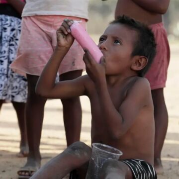 Un niño indígena wayúu come hielo saborizado el 14 de mayo de 2022 en la comunidad Witka, en