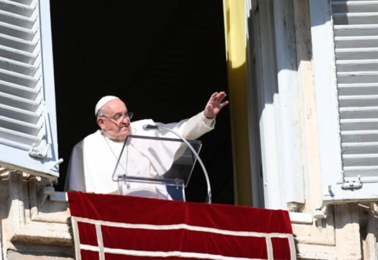 Francisco pide a la Inmaculada en el ángelus “llegar a la fiesta de Navidad con un alto el fuego