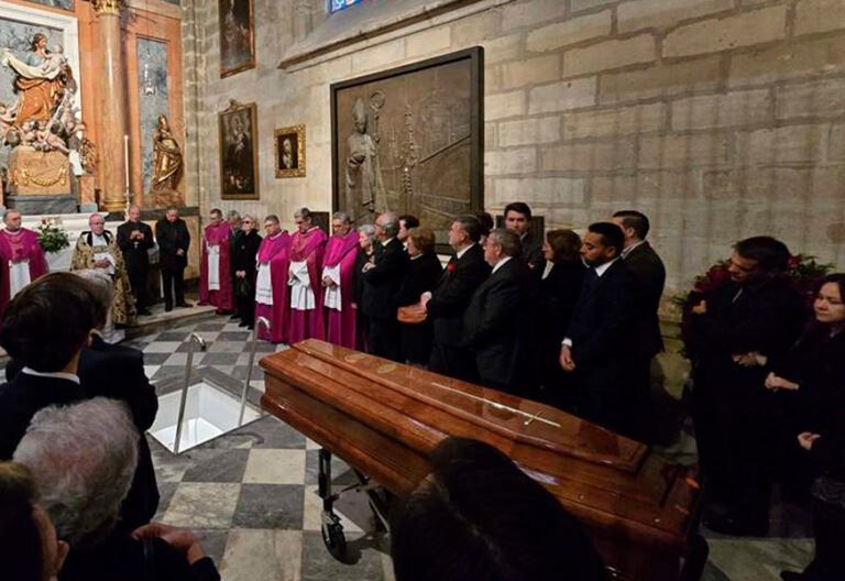 El cardenal Ayuso ya descansa en Sevilla: “Gracias por lo mucho que nos has dado”