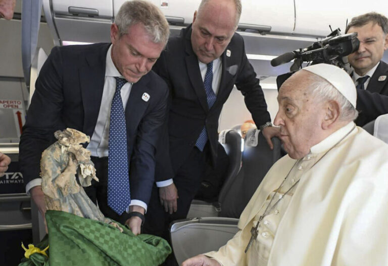 El papa Francisco, en el vuelo de Córcega