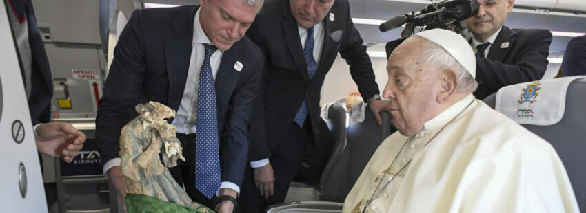 El papa Francisco, en el vuelo de Córcega