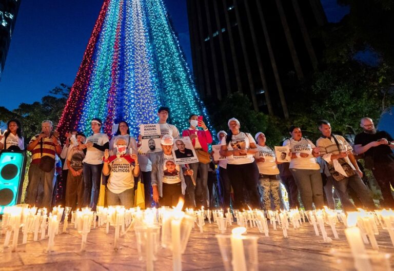 -FOTODELDÍA- AME2595. CARACAS (VENEZUELA), 01/12/2024.- Un grupo de personas asiste a una vigilia