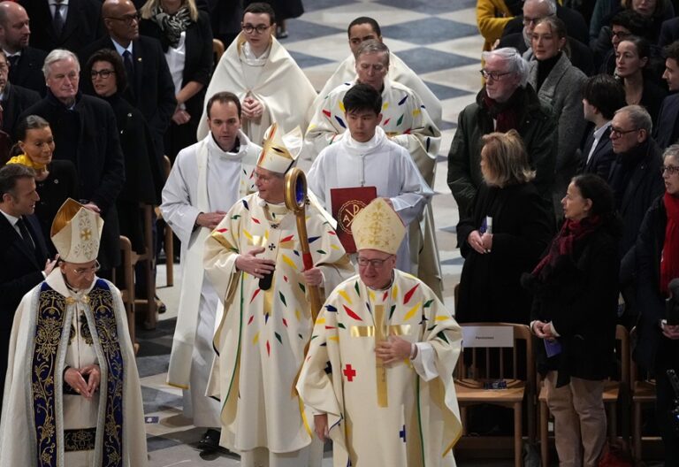 Misa de apertura de Notre Dame, en París