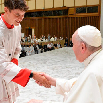 El cardenal de Sri Lanka desoye al Vaticano y veta a las mujeres como monaguillas