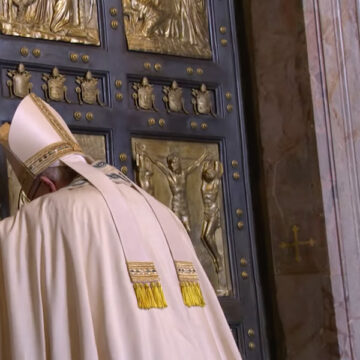 Así será el ‘outfit’ de Francisco para la apertura de la Puerta Santa