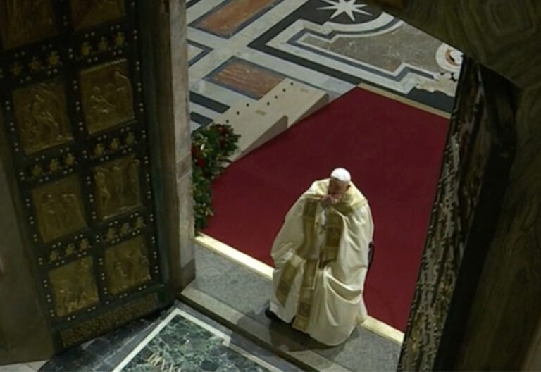 El mensaje de Francisco tras pasar la Puerta Santa: “Dios dice a cada uno: ¡también hay