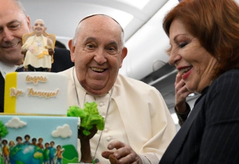 El papa Francisco, en el vuelo de Córcega