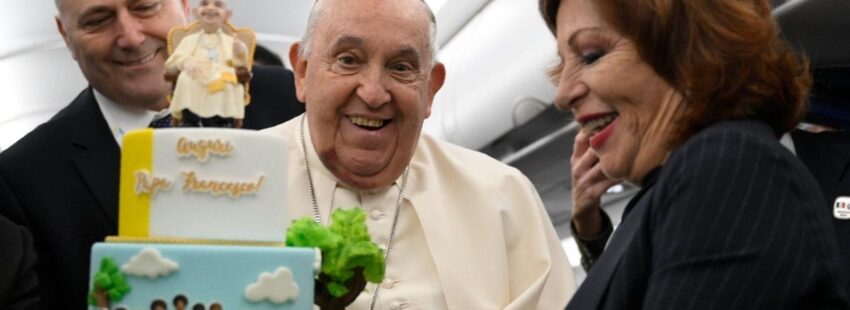 El papa Francisco, en el vuelo de Córcega