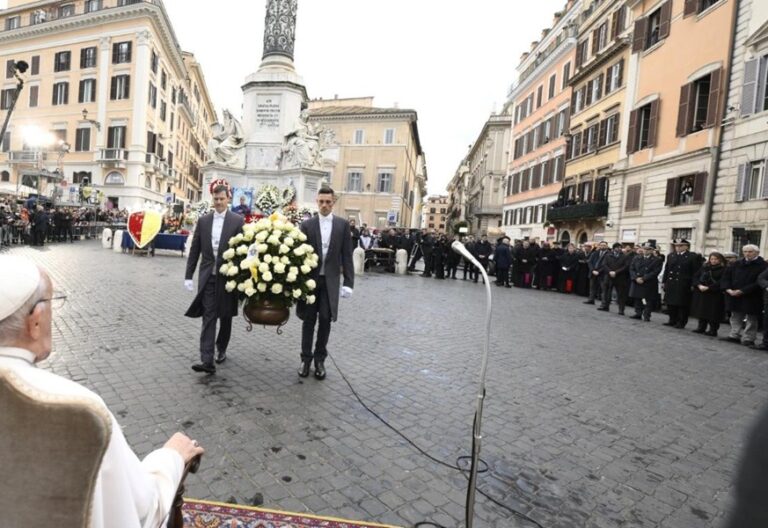 El papa Francisco, en el homenaje a la Inmaculada en la Plaza de España de Roma