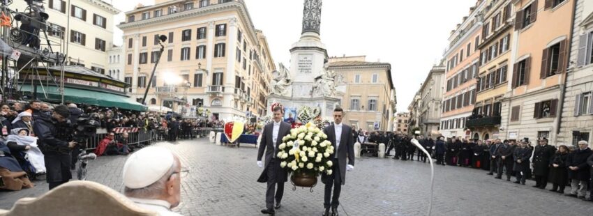 El papa Francisco, en el homenaje a la Inmaculada en la Plaza de España de Roma