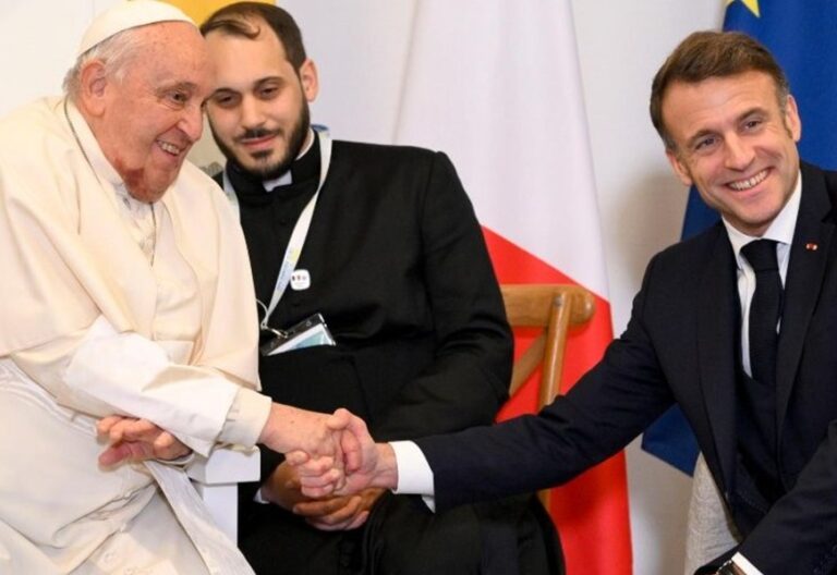 El papa Francisco, con Emmanuel Macron en Córcega