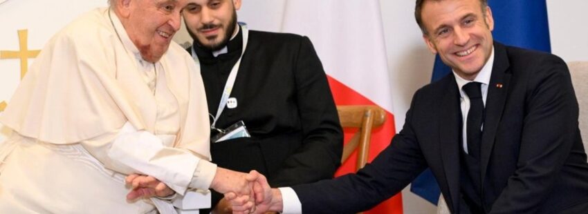 El papa Francisco, con Emmanuel Macron en Córcega